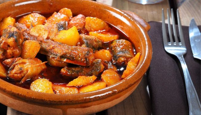 Plato de 'All i pebre', plato típico de l'Albufera de Valencia. Plato de 'All i pebre', plato típico de l'Albufera de Valencia.