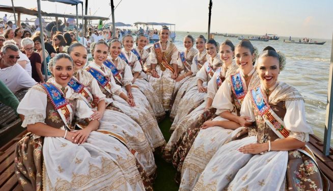 La Fallera Major de València, Carmen Prades, i la seua Cort d'Honor a la romeria del Crist de la Salut d'El Palmar. La Fallera Major de València, Carmen Prades, i la seua Cort d'Honor a la romeria del Crist de la Salut d'El Palmar.