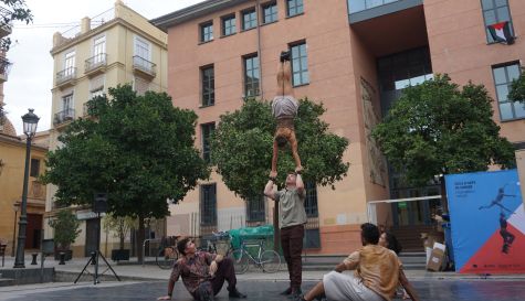Un espectacle de circ a l'aire lliure en una edició anterior de Migrats Circ. 