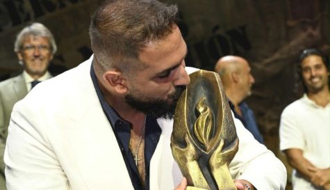 Rafa del Calli besa la Lámpara Minera després de proclamar-se guanyador del prestigiós certamen flamenc. / Rafa del Calli