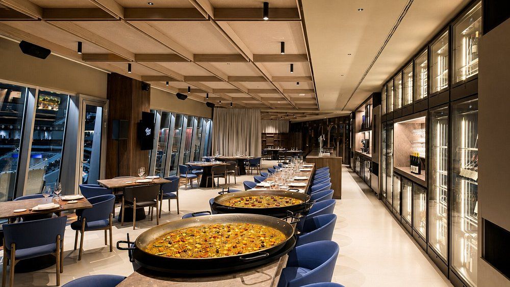 Poble Nou ofrece paellas y arroces a leña con vistas al interior del Roig Arena de valencia.