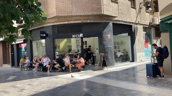 Clientes disfrutan de la terraza de Cult Café, ubicada en la calle del Arzobispo Mayoral, en pleno centro de Valencia.