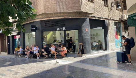 Clientes disfrutan de la terraza de Cult Café, ubicada en la calle del Arzobispo Mayoral, en pleno centro de Valencia.