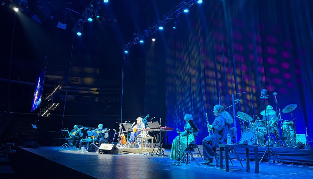 Silvio Rodríguez, acompañado de su banda, durante el concierto en el Roig Arena de Valencia. / Roig Arena Silvio Rodríguez, acompañado de su banda, durante el concierto en el Roig Arena de Valencia. / Roig Arena