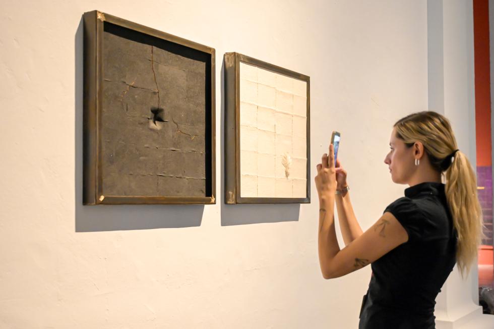 La exposición de Pepa L. Poquet en el Centre del Carme reúne fotografía, videoinstalaciones y esculturas creadas durante cuatro décadas.
