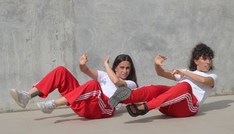 Las intérpretes Manar Taljo y Agnès Jabbour durante una escena de "Ahlam, soñar con una vida", la propuesta de teatro gratuito que llega a Valencia.