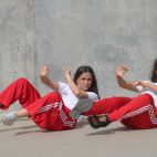 Las intérpretes Manar Taljo y Agnès Jabbour durante una escena de "Ahlam, soñar con una vida", la propuesta de teatro gratuito que llega a Valencia.