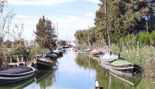 Embarcaciones tradicionales en el puerto de Silla, junto a la Albufera.