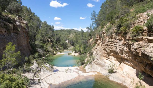 Los Charcos de Quesa, entre pozas de agua y paredes rocosas.