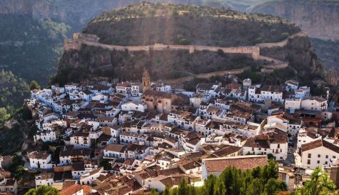 Chulilla muestra la variedad de paisajes y pueblos que se pueden descubrir en las comarcas de Valencia.