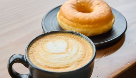 Un café y una pieza de bollería en Rutins, la cafetería de Valencia que inicia una promoción de café gratis.