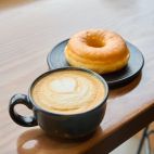 Un café y una pieza de bollería en Rutins, la cafetería de Valencia que inicia una promoción de café gratis.