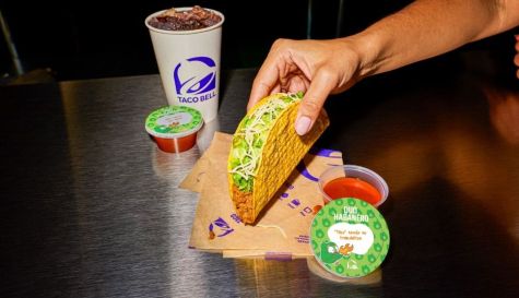 Un taco crujiente junto a la salsa Duo Habanero, la edición limitada de Taco Bell y Duolingo. / Taco Bell