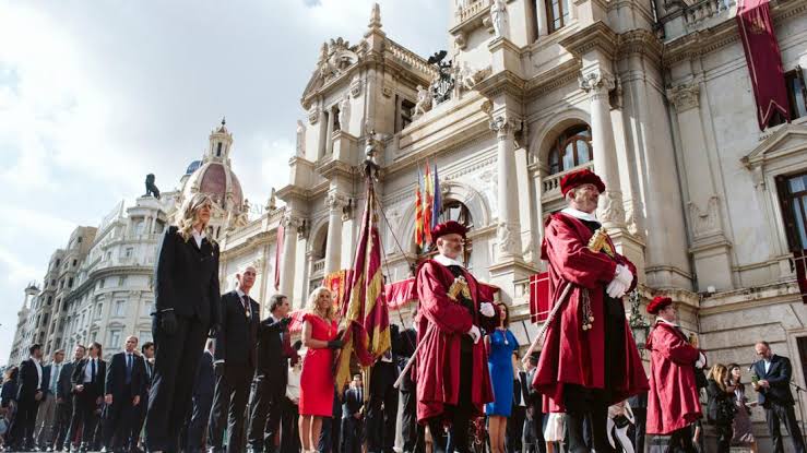 La Entrada de Moros y Cristianos recorre el centro de Valencia durante la celebración del 9 d’Octubre. La Entrada de Moros y Cristianos recorre el centro de Valencia durante la celebración del 9 d’Octubre.