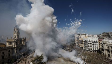 Imagen de una mascletá en la plaza del Ayuntamiento de Valencia. / EFE-Manuel Bruque
