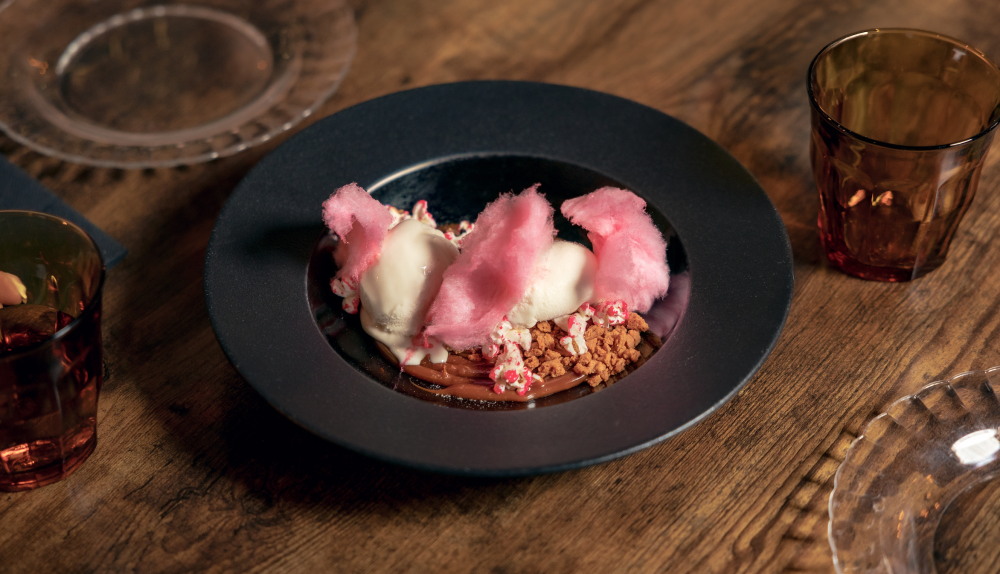 Cremoso de caramelo salado con tierra de galleta Lotus, helado de palomitas y algodón de azúcar, postre de El Almacén. Cremoso de caramelo salado con tierra de galleta Lotus, helado de palomitas y algodón de azúcar, postre de El Almacén.