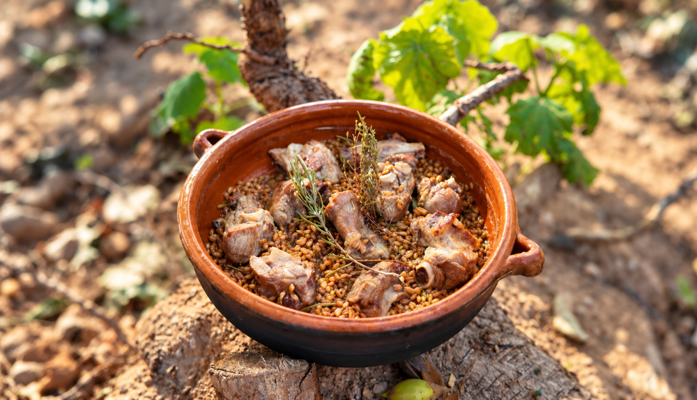 Cassola de fang amb el guisat de blat, corder i herbes aromàtiques que Rubén Fenollar ha presentat a la Fira de l’Oli d’Énguera Cassola de fang amb el guisat de blat, corder i herbes aromàtiques que Rubén Fenollar ha presentat a la Fira de l’Oli d’Énguera