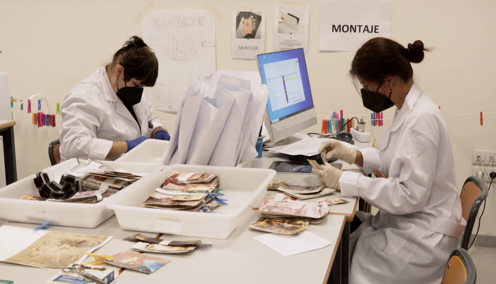 Dos personas trabajan con fotografías dañadas por la dana en el laboratorio del proyecto ‘Salvem les fotos UPV’, en la Facultad de Bellas Artes Dos personas trabajan con fotografías dañadas por la dana en el laboratorio del proyecto ‘Salvem les fotos UPV’, en la Facultad de Bellas Artes