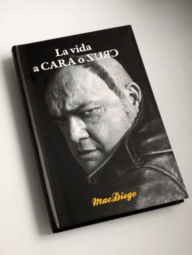 Coberta de ‘La vida a cara o cruz’, el llibre d’articles de MacDiego que es presenta el 29 d’octubre al Centre del Carme de València. Coberta de ‘La vida a cara o cruz’, el llibre d’articles de MacDiego que es presenta el 29 d’octubre al Centre del Carme de València.