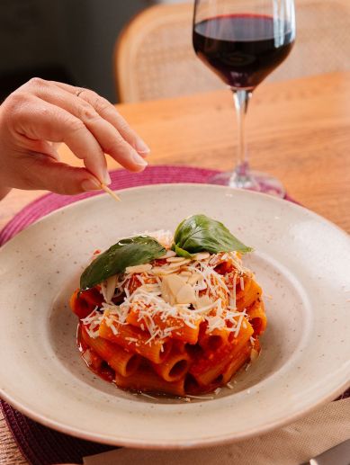 Rigatoni con salsa de tomate, albahaca y queso, en La Pappardella. / La Pappardella Rigatoni con salsa de tomate, albahaca y queso, en La Pappardella. / La Pappardella